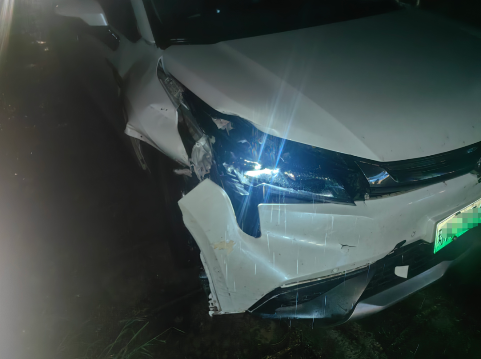 小车失控撞向护栏,又被2辆后车追尾