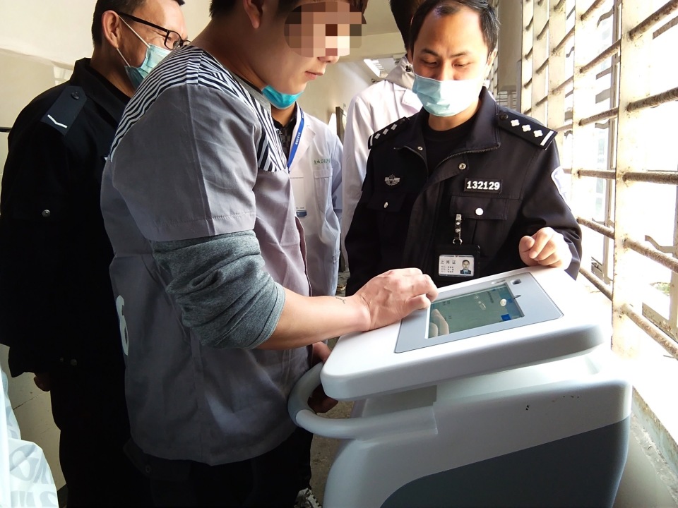 鹿城看守所来了一名机器人心理医生