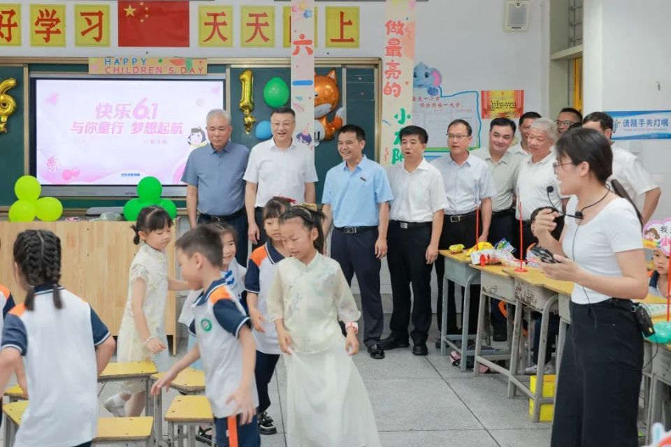 安溪县四套班子领导与少年儿童共庆"六一"