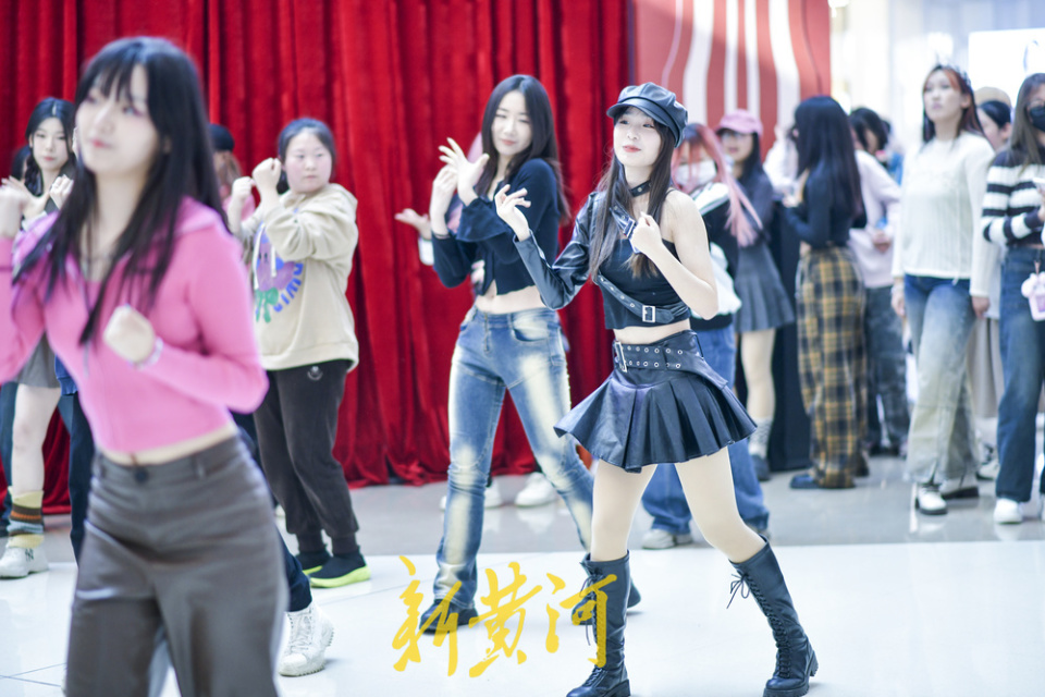 随机舞蹈点燃青春活力夏季服装提前登场新黄河镜相