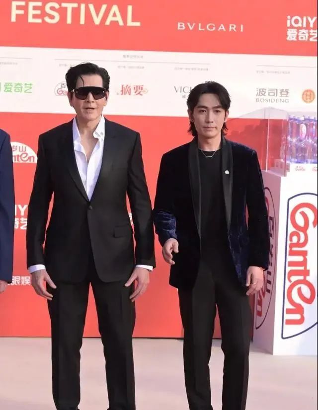 男星的身高有多重要?63岁八块腹肌,谁和费翔同框都尴尬啊