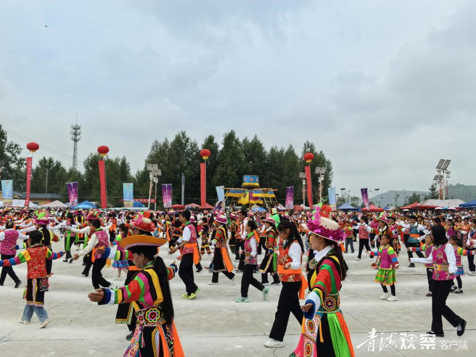 广场正中的轮子秋表演精彩纷呈;歌曲《丹麻花儿传四方》,花儿联唱