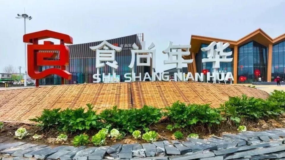 依据考证和历史传说,围绕小商桥和杨再兴墓址,小商桥景区进行了复建