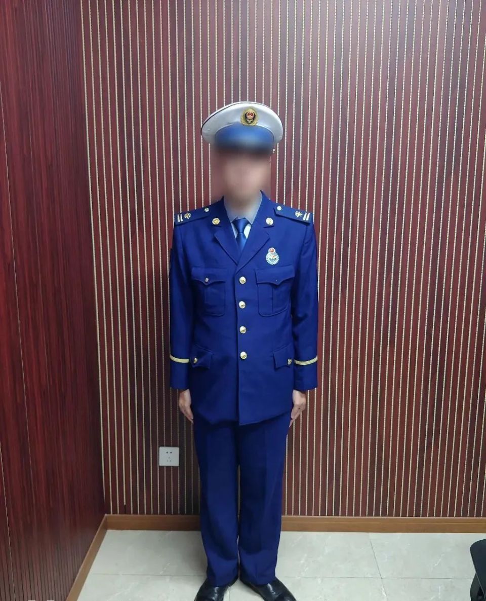 这个消防监督员被警察带走了