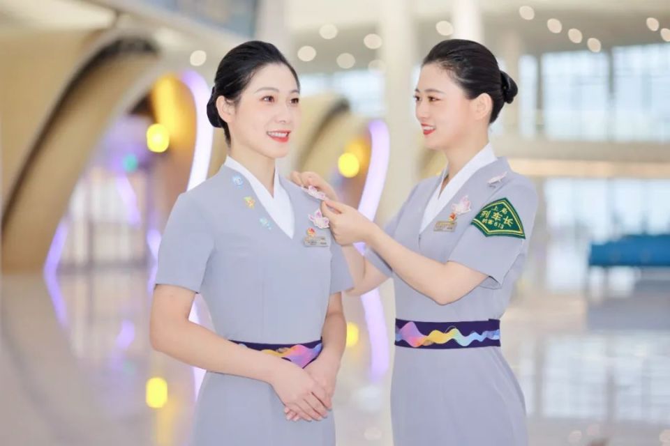 亚运列车乘务组制服好惊艳_腾讯新闻