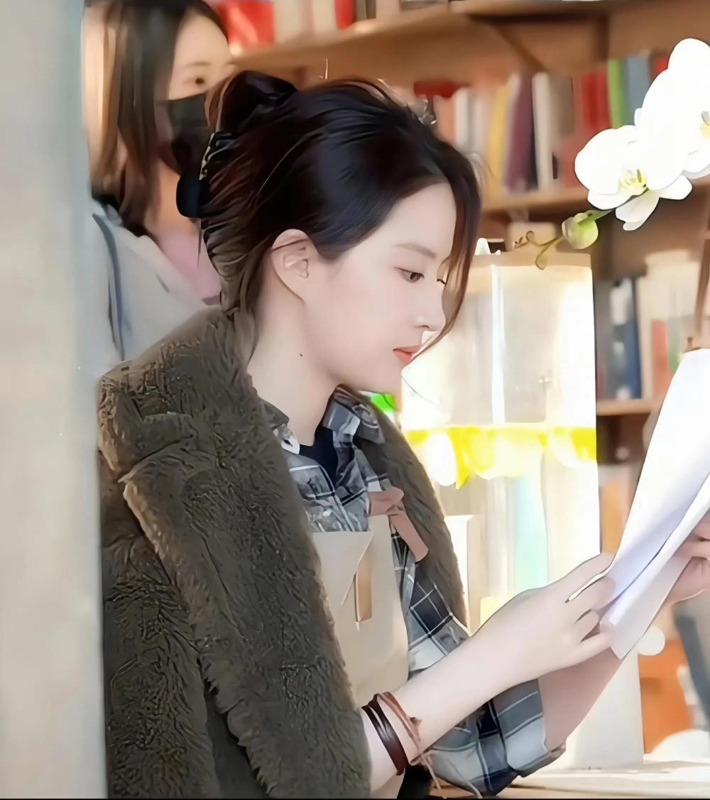 刘亦菲曾被校园霸凌再惹争议,韩国网友态度两极分化_腾讯新闻