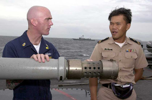 泰国海军总司令阿东·潘尼亚姆海军上将解释说,将"春武里"号转移到