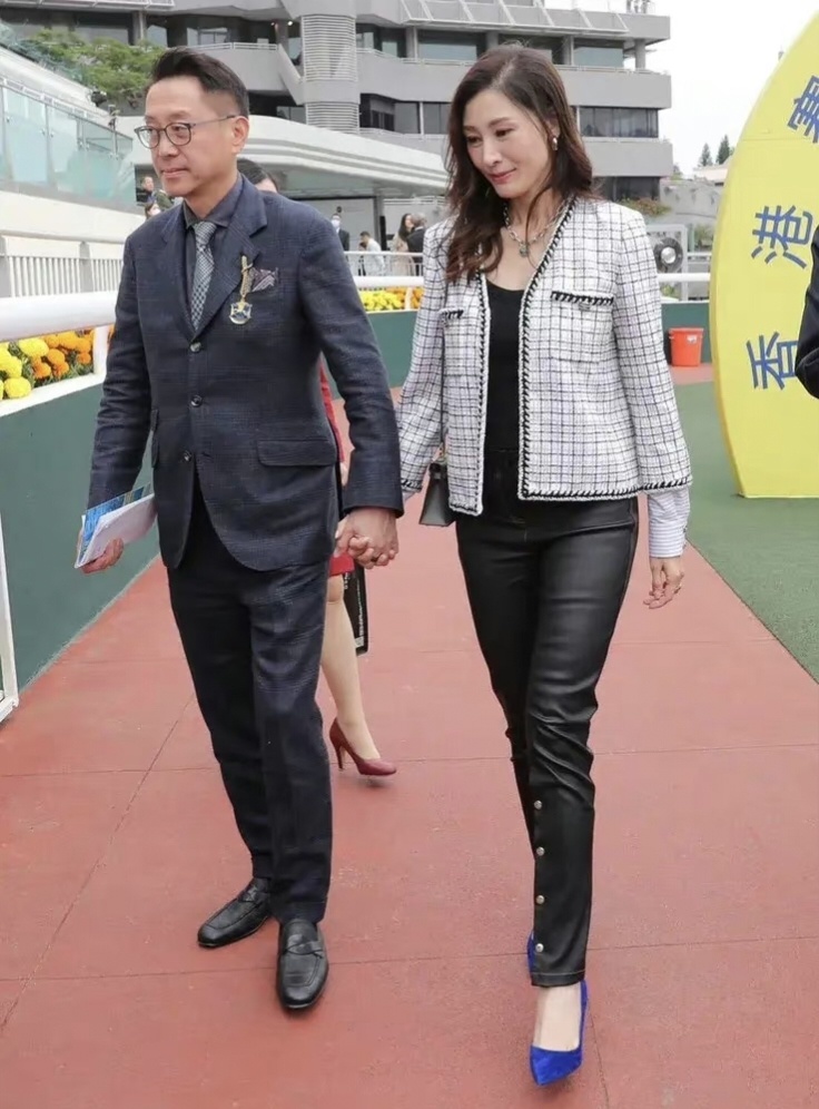 李嘉欣和许晋亨牵手出席活动,穿衣品味下降,脸色憔悴老态尽显_腾讯