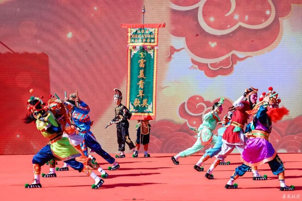 有英歌表演,打铁花!