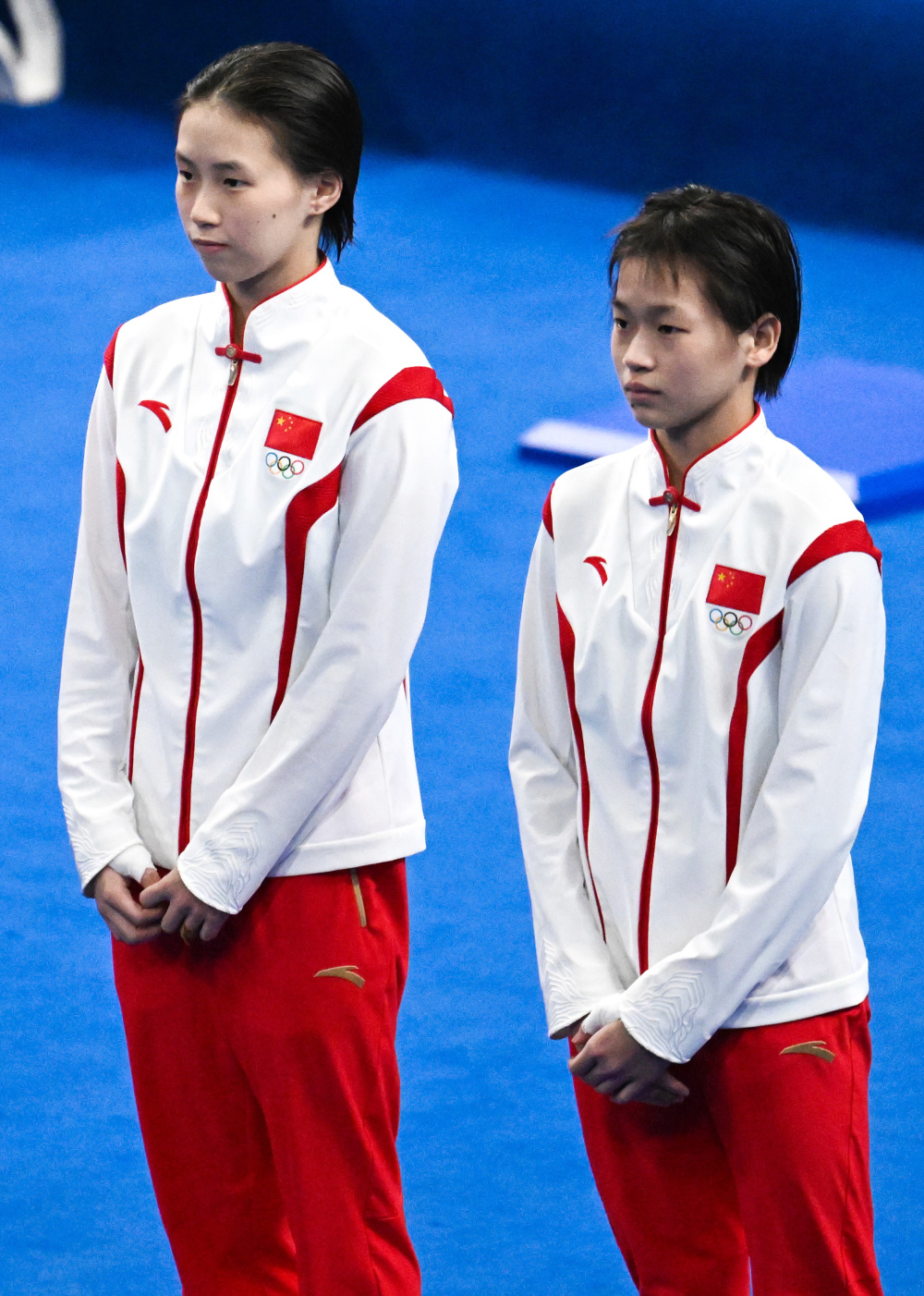 10月3日,中国选手陈芋汐(左)和全红婵在比赛前入场.