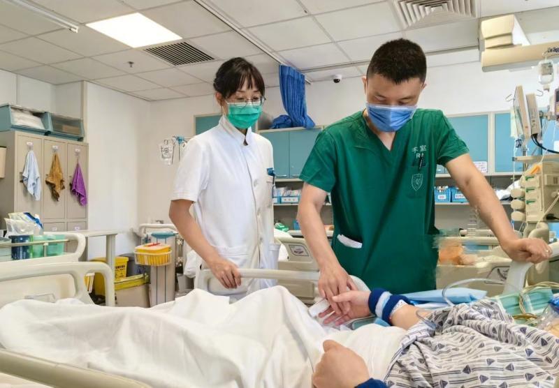 北京一女子地铁站内心脏骤停 现场多人接力救治得以生还 施救者:这本