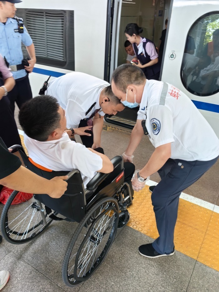 乘客高铁上突发疾病 临停蚌埠多方施救_腾讯新闻