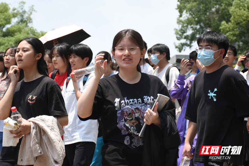 组图丨考生笑着跳着出考场:兄弟 这题太简单了-腾讯新闻