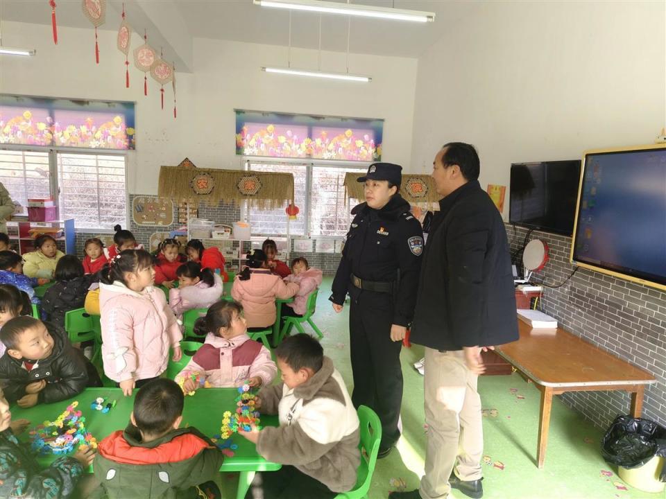 襄阳市保康县警方全面开启"护学模式"_腾讯新闻