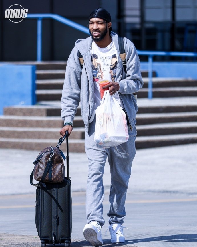 独行侠全队穿搭卫衣最受欢迎欧文个人色彩浓郁东契奇休闲朴素