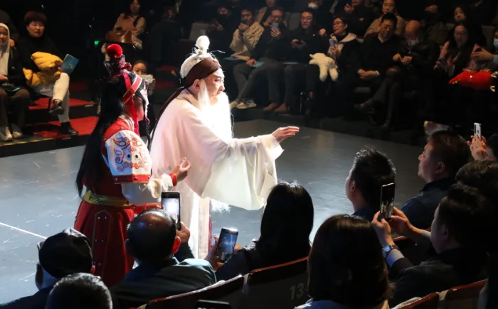 中国剧协原秘书长,中国京剧艺术基金会秘书长崔伟主持研讨会.