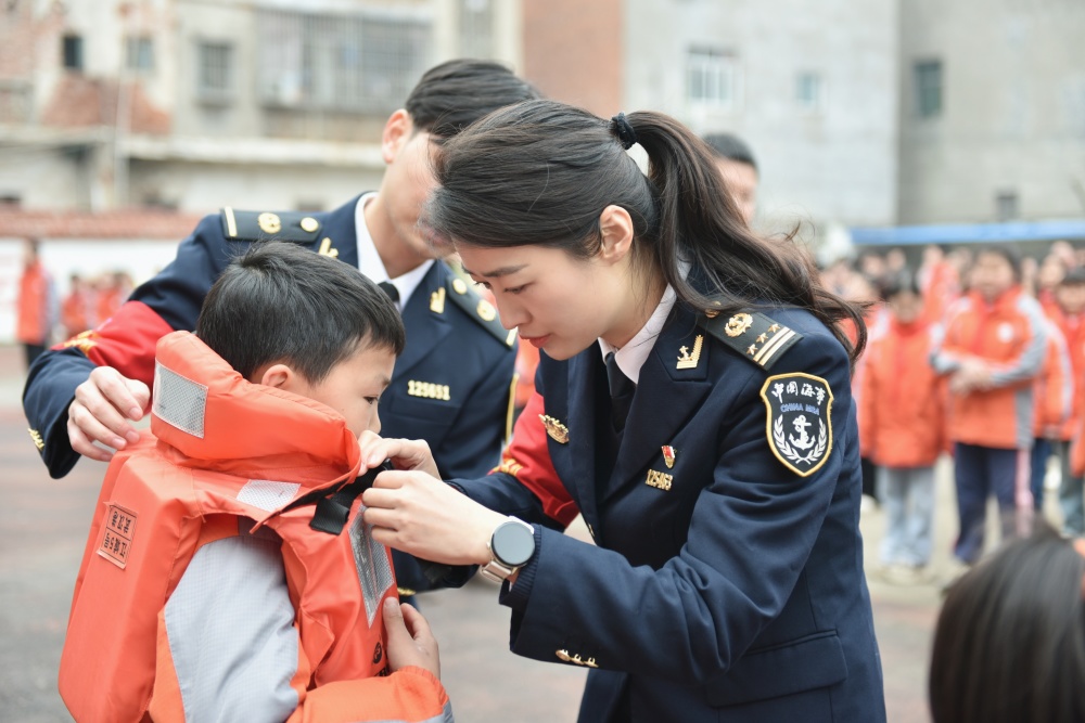 咸宁市嘉鱼县的簰洲湾镇,万里长江流经这里形成一个巨大的"c"字型弯道