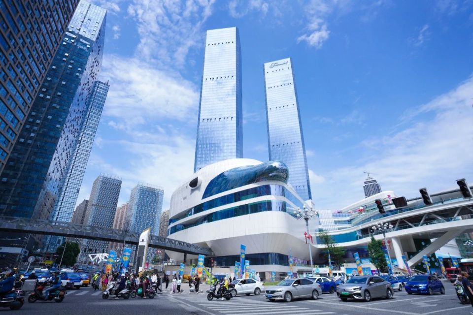 而花果园购物中心对面,方圆荟·海豚广场结合外观海豚造型以及内景