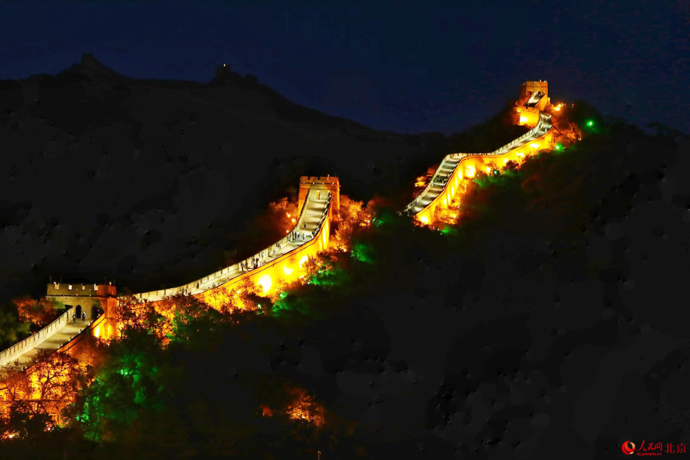 组图:夜幕中北京八达岭长城展现别样魅力