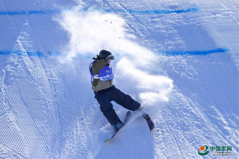 自由式滑雪公开组坡面障碍技巧比赛决出两枚金牌 