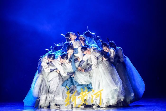 朝鲜族女子双刀群舞展现女性柔美与坚毅