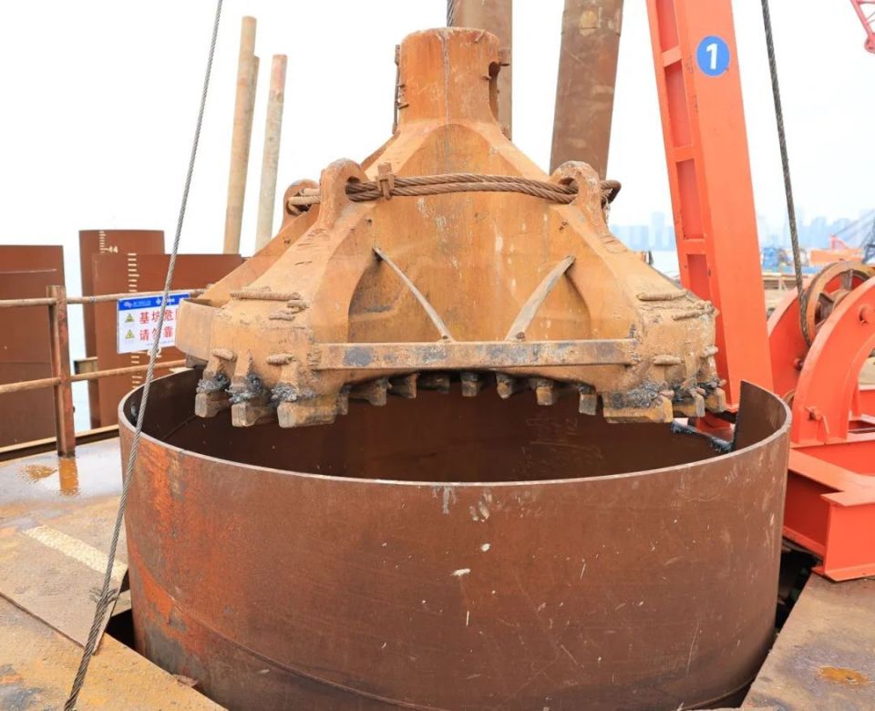 11.5吨重的冲击钻一次次砸向70多米深的海底