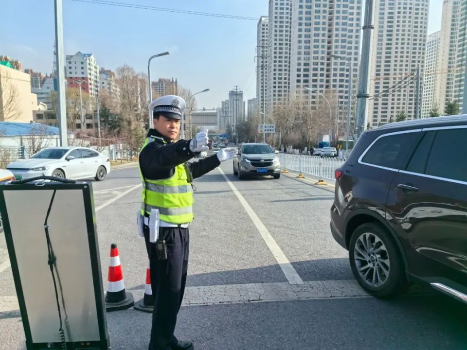 在警力配置方面,西宁市公安交通管理局据道路交通流量和违法行为分布