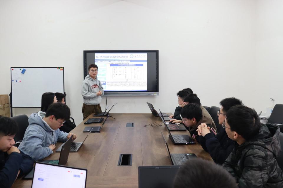 长沙高校工科生绘漫画人物记录跟着85后副教授做科研时光