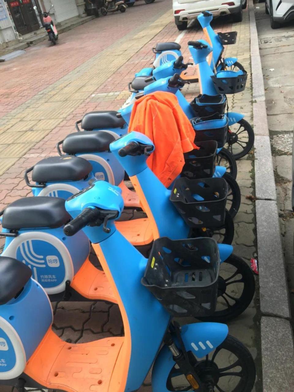 共享电动车头盔哪去了?运营方称投放时头盔齐全,相关部门称将对此严查