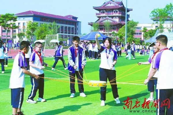 5月25日,南充高中开展"5·25,我爱我"心理健康月活动.