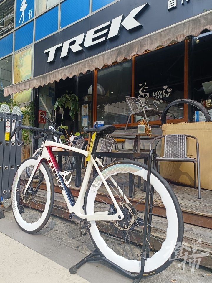 价值13万元自行车被碰倒,车主与对方协商不成,已委托律师走诉讼程序