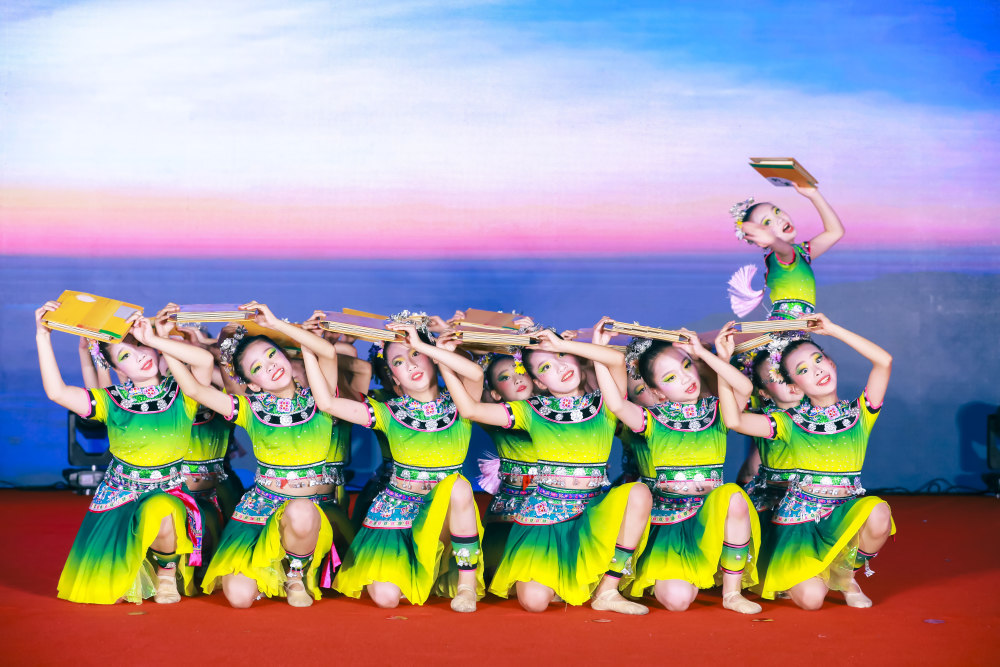 永远跟党走长沙市第33届友阿杯童星大奖赛收官50余选手斩获特金奖