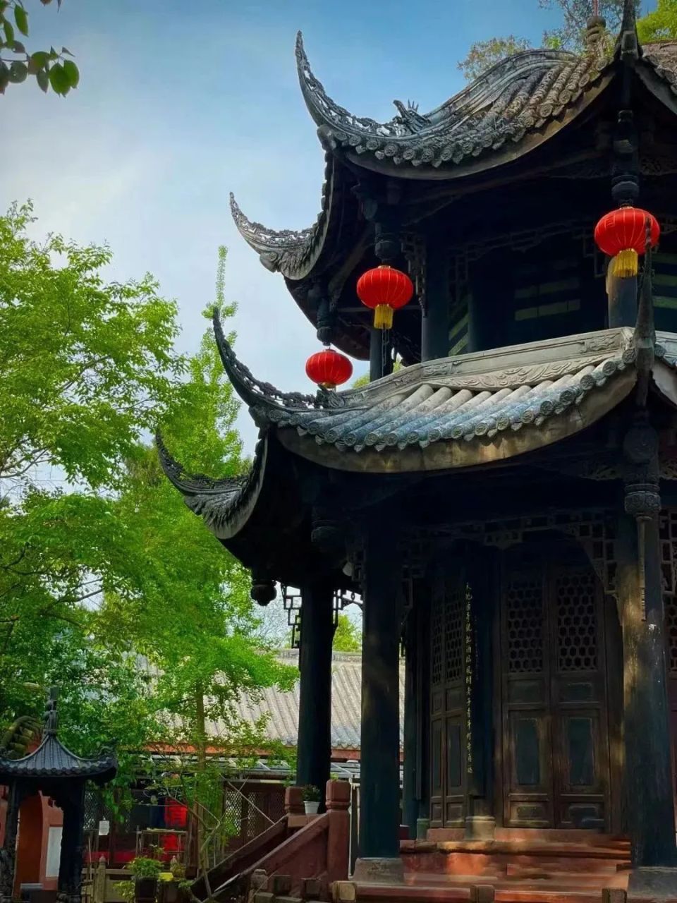 八卦亭八卦亭前有三十六级石阶,象征三十六洞天,石阶陡峭,人称通天梯.