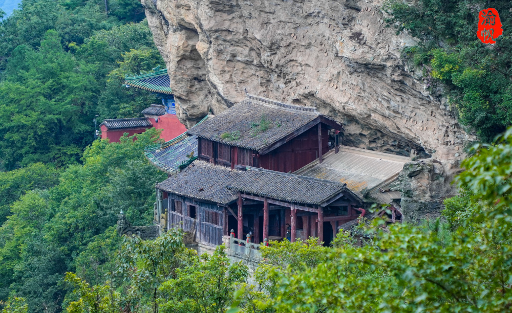 武当山南岩,张三丰在此炼丹,吕洞宾在此修道,陈抟写下卧佛睡寿,可为