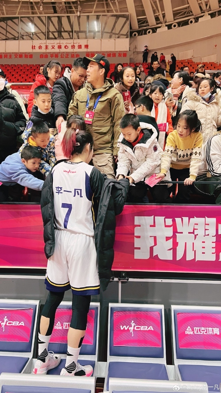 李一凡虽有不甘但也坦然接受外援手腕骨头折了希望她快好起来