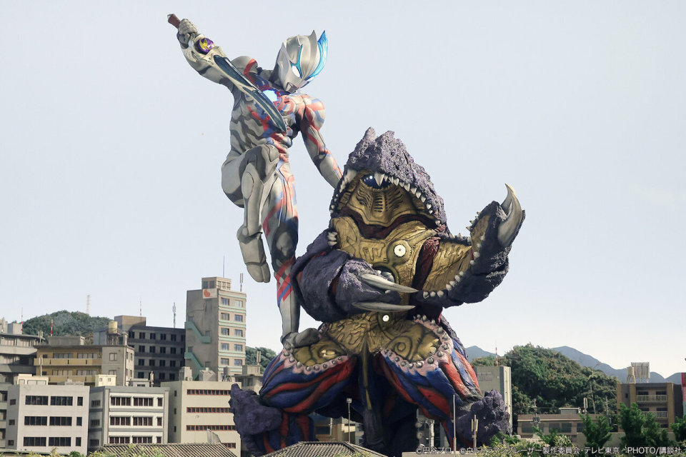 布莱泽奥特曼:新武器100分,一剑砍爆新怪兽,切割特效不输艾斯