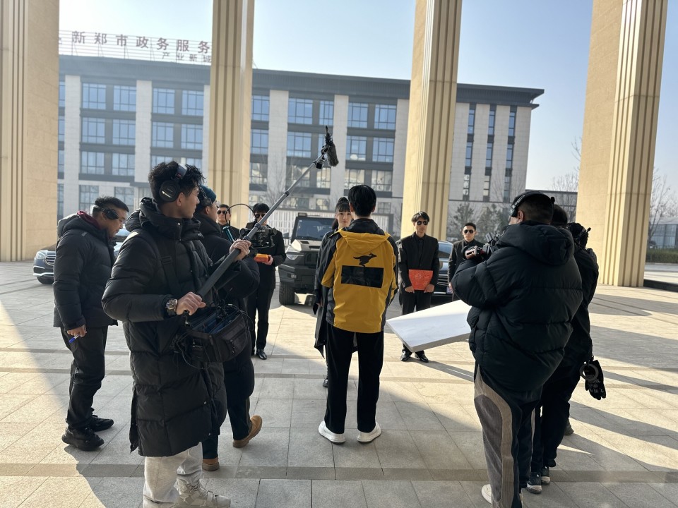 郑州一拍摄基地半年接待200个剧组！短剧行业能从“爆红”到“长红”不？_腾讯新闻