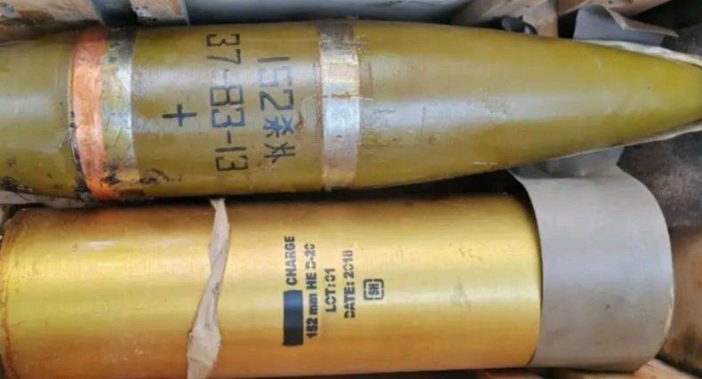 俄军接收中国弹药?炮兵部队惊现152毫米榴弹炮,炮弹上写中国字