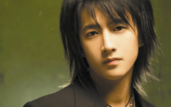 他饰演的大反派阿乐梳着大背头,脖子上戴着粗壮的项链,一脸油腻.