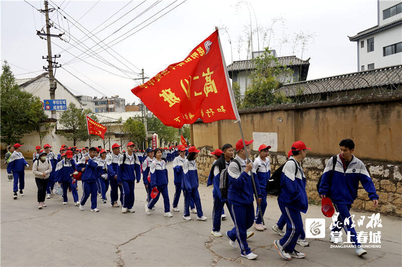 昆明佑亦豐高級中學近700名少年環滇遠足_騰訊新聞