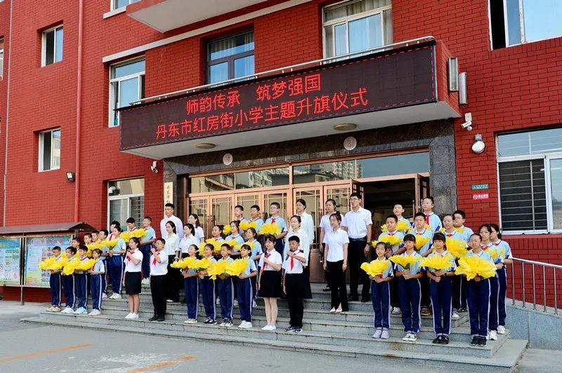 升旗仪式中,3年1班红领巾颂诗团带来诗朗诵《我亲爱的老师》
