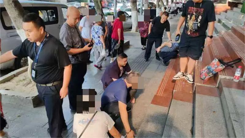 南充:街头发生的一幕.