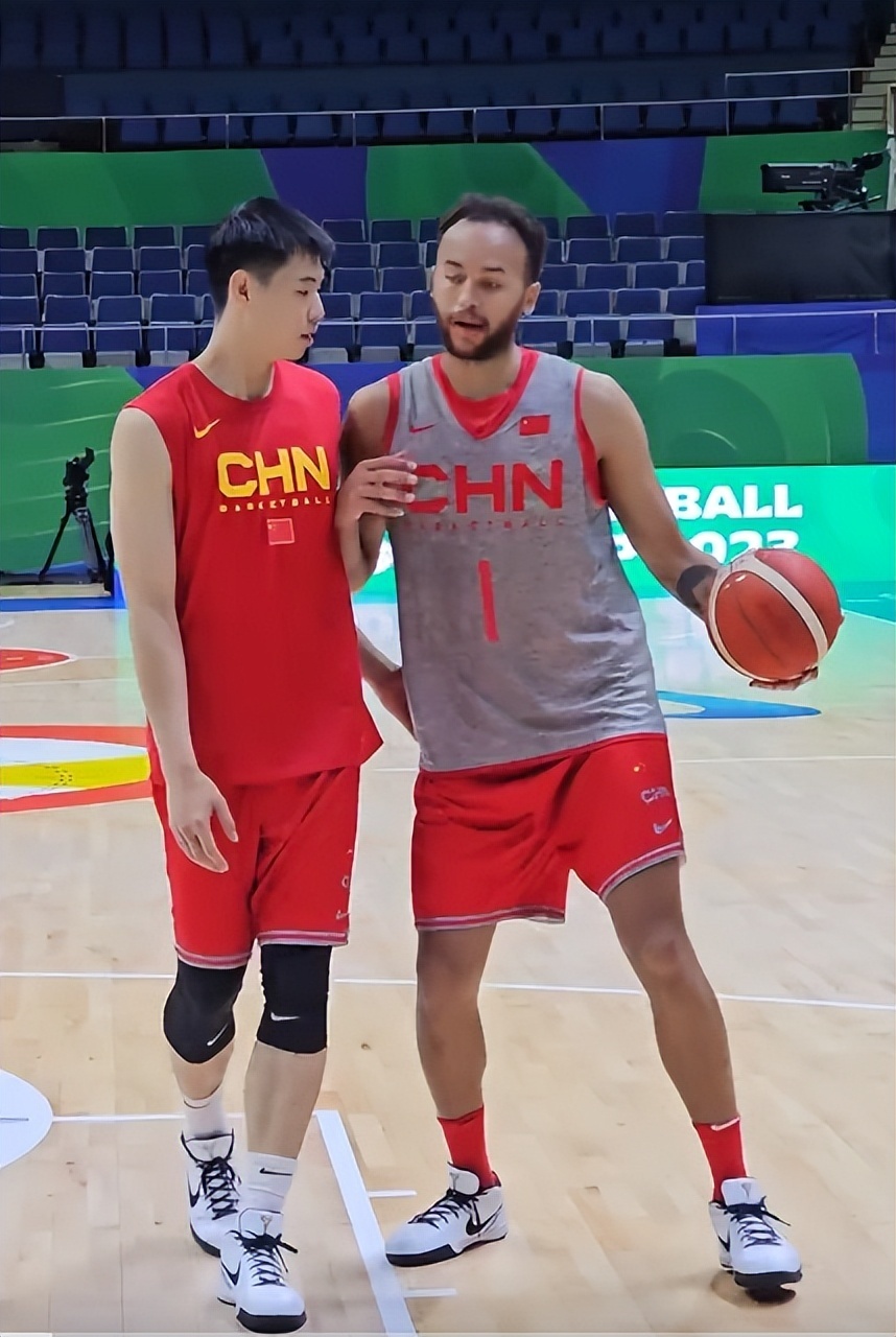 跟李哥混李凯尔训练结束给崔永熙开小灶教梦幻脚步小崔心领神会