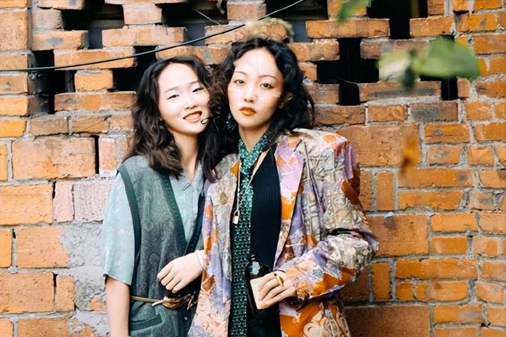 疯产姐妹解散后,邵雨轩卧床吸氧,张小花吸粉无数,网友:活该