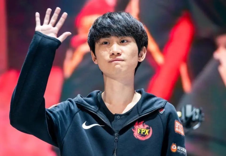 uzi回应黑粉,嫌我太激进可以去看焕烽直播;viper直言在lck没朋友;王