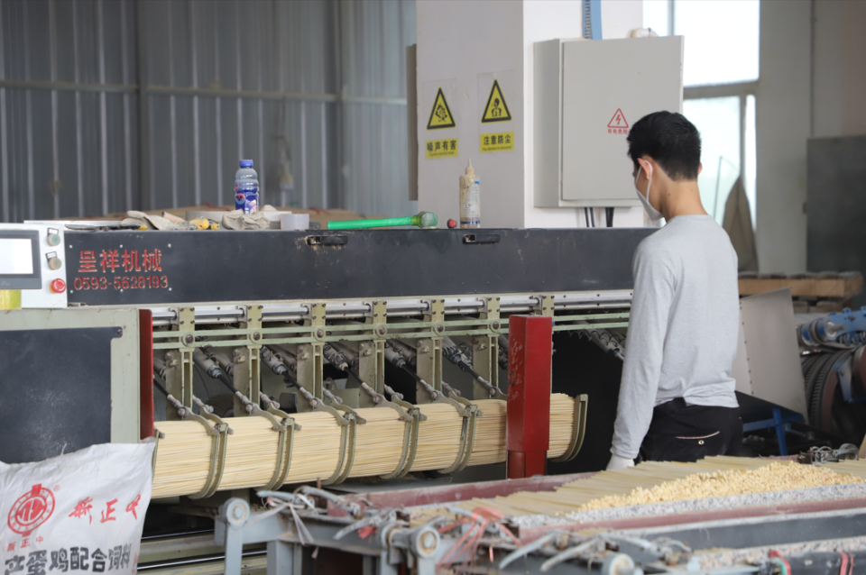 这是制作竹签,竹筷的第一道工序竹条进行加工处理生产车间的工人们