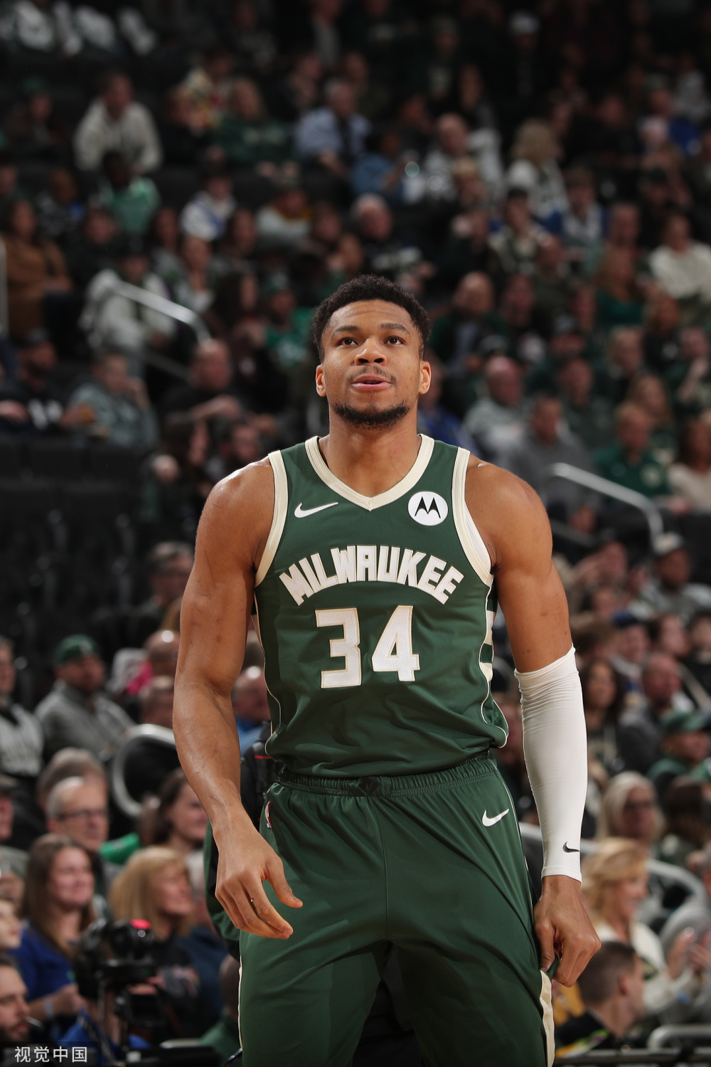 雄鹿换帅后首战终结骑士8连胜:三巨头87分 字母哥35 18 10