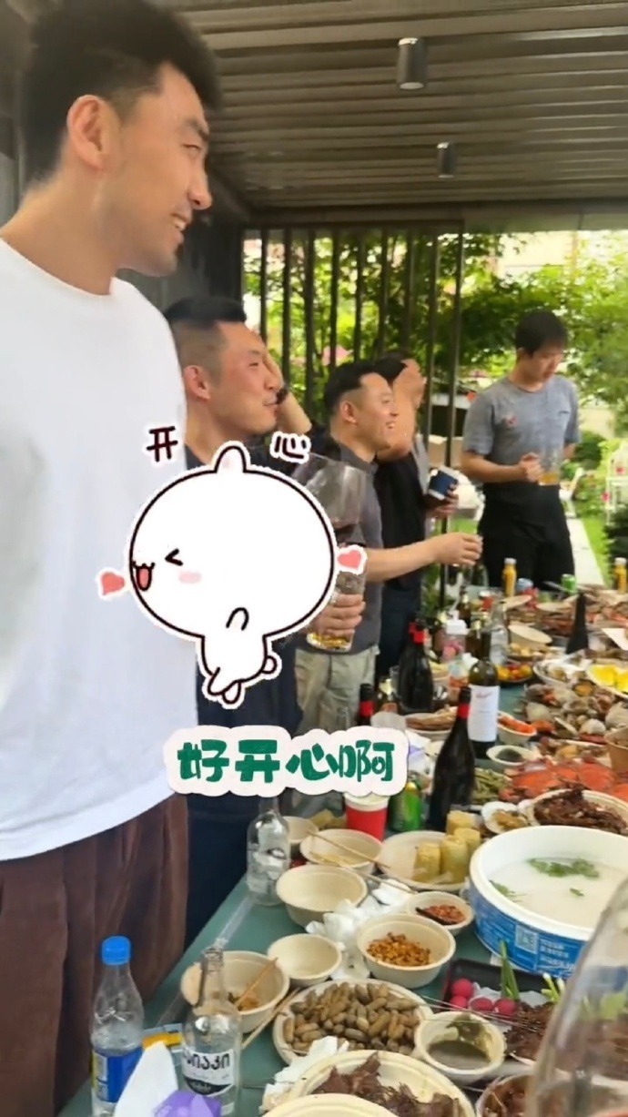 韩德君豪宅宴请辽篮全队!最美太太团f4出道,郭艾伦抢小孩自行车玩