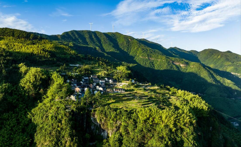 它的具体位置在浙江金华磐安县方前镇施家庄村内,是一座世外桃源般的