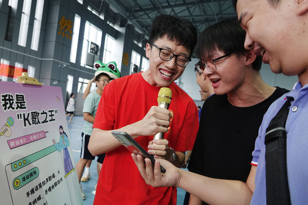 2024年5月28日,在广西南宁市东盟中学,高三学生在"我是k歌之王"活动中